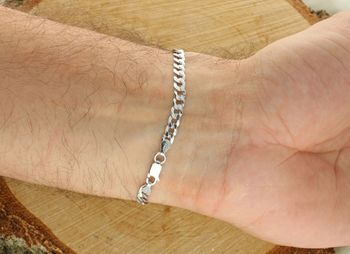 Męska bransoletka srebrna 925 – klasyczny splot pancerka o szerokości 4,5 mm, długość 21 cm. Model DIA-BRA-3823R-120-925 z solidnym zapięciem na karabińczyk. Minimalizm i trwałość w jednym.3.jpg